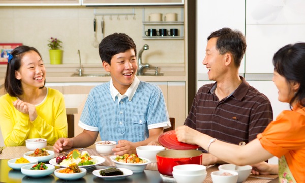 Famiglia che trascorre piacevolmente del tempo insieme consumando un pasto