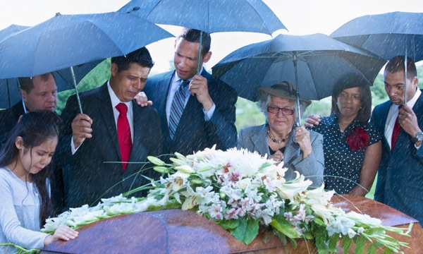 A un funerale alcuni fratelli cristiani mostrano empatia a un compagno di fede