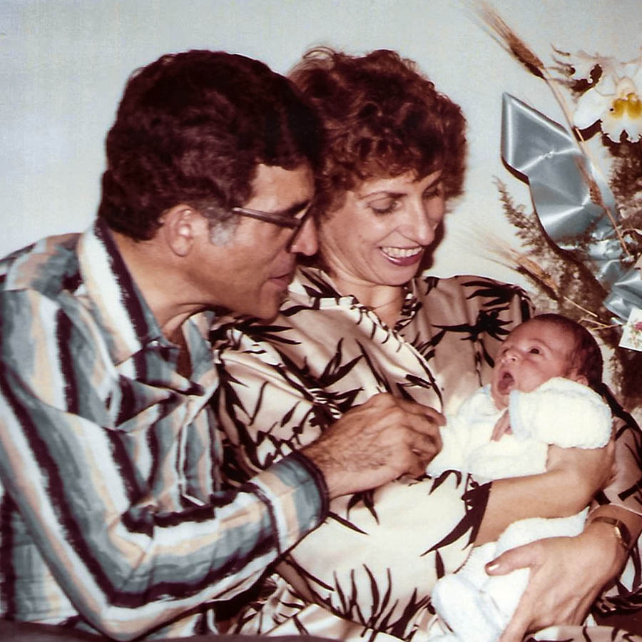 Dyah e Sylvia con il loro figlio Gabriel appena nato.