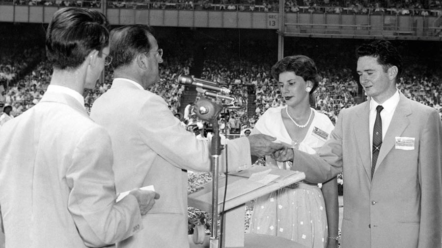 Kathleen e Harvey mentre ricevono da Nathan Knorr il loro diploma dopo aver frequentato la Scuola di Galaad.