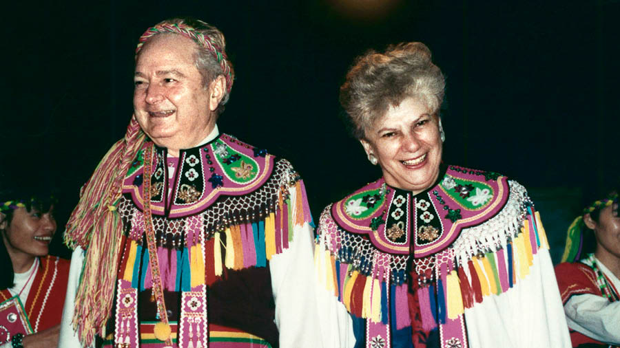 Harvey e Kathleen con abiti da cerimonia tipici della popolazione ami.