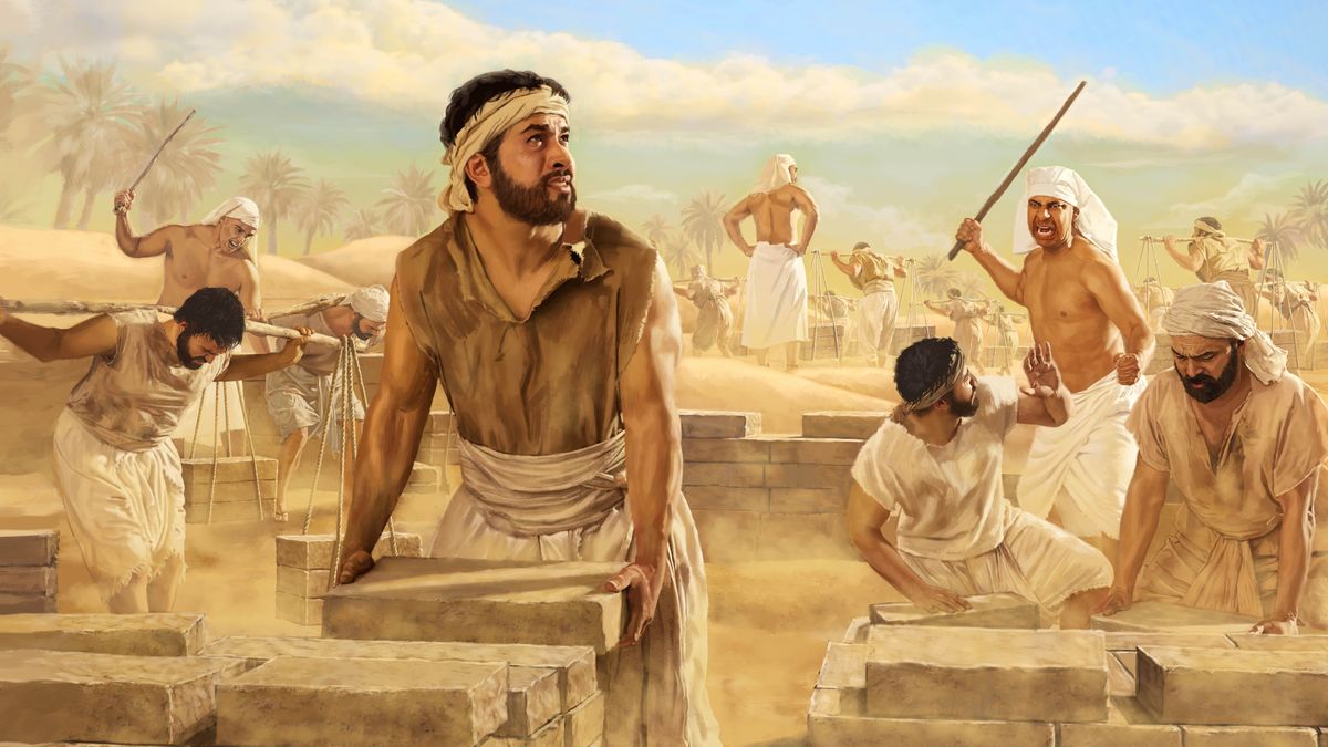 Un israelita in Egitto riflette mentre impila dei mattoni. Degli egiziani lì accanto picchiano con dei bastoni altri israeliti che lavorano duramente.
