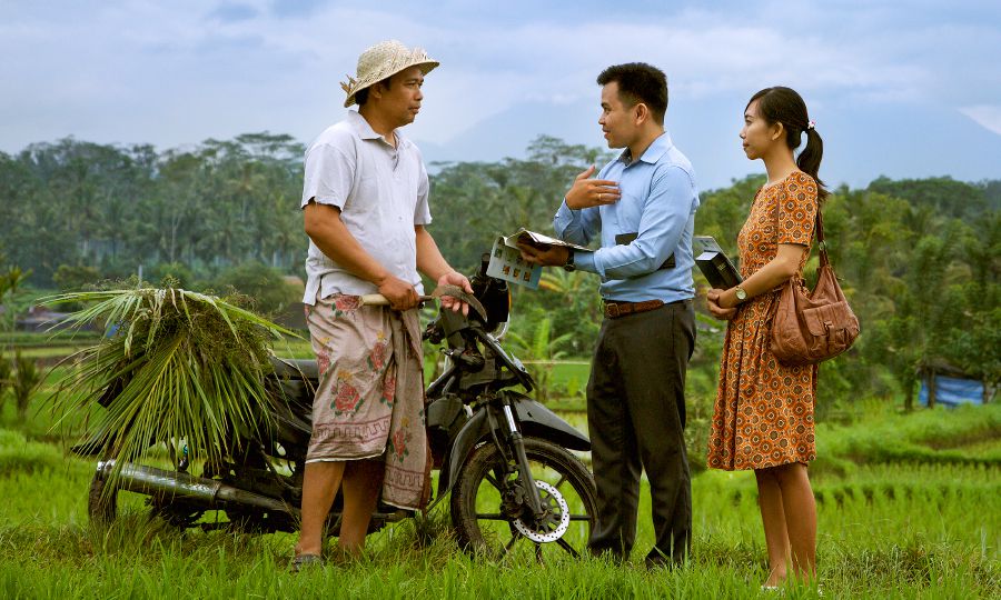 Testimoni di Geova predicano a un uomo in una zona di campagna dell’Indonesia