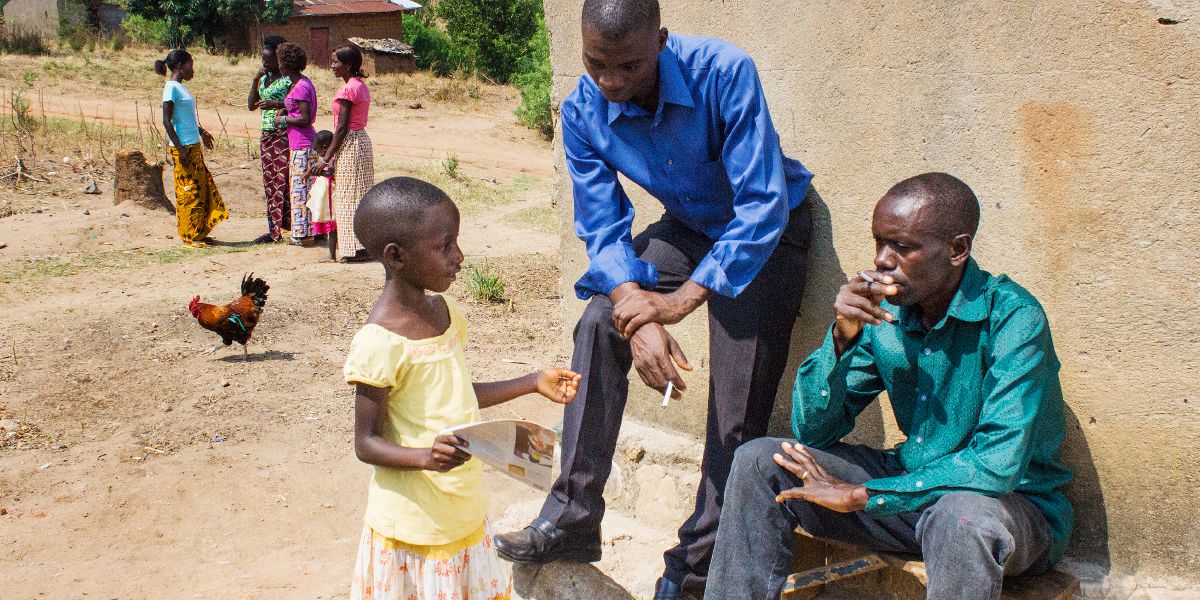 Nel Burundi, Nolla mostra La Torre di Guardia agli uomini che le avevano chiesto del carbone