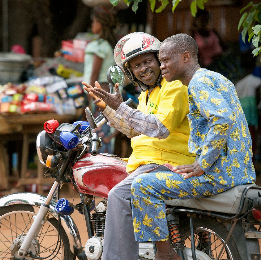 Nel Benin, Désiré usa un impianto audio sul suo mototaxi per predicare a un passeggero