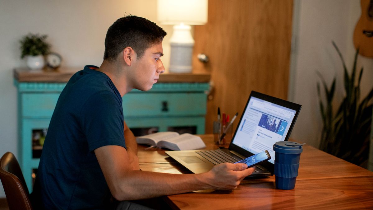 El hermano joven de la imagen anterior leyendo la lección 35 del libro “Disfrute de la vida”.
