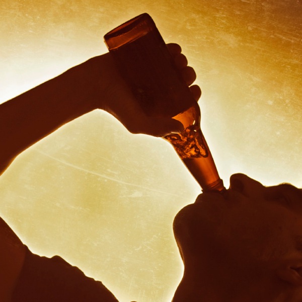 男性が暴飲している