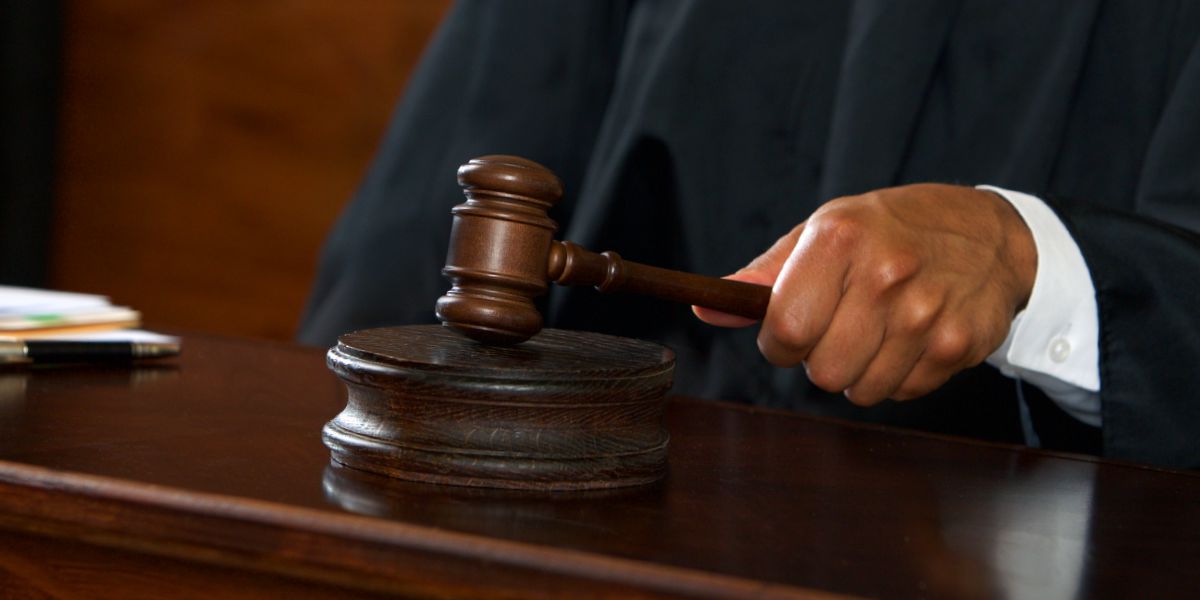 裁判官が小づちを振り下している
