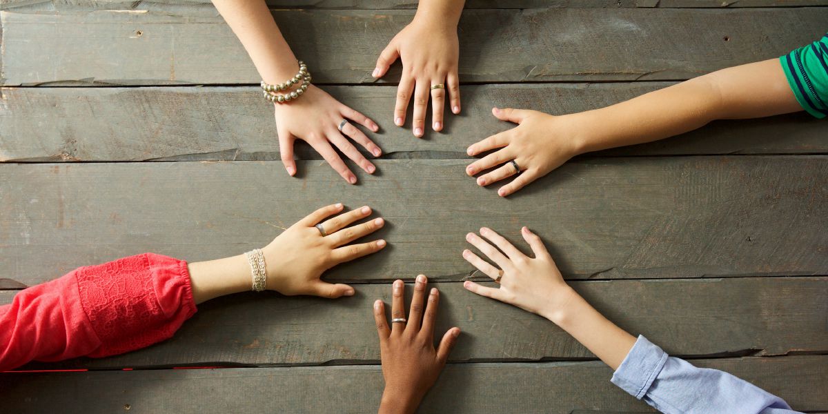 6人の若者の左手の薬指に指輪がはまっている