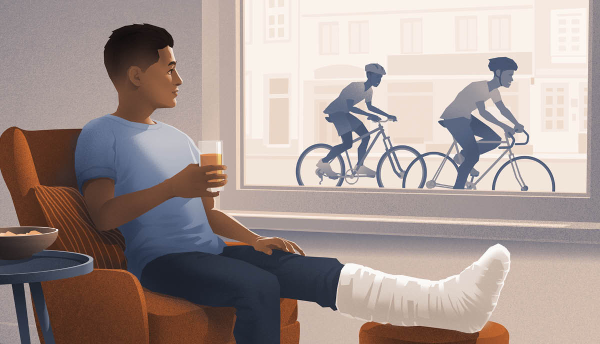 脚にギプスをした10代の少年が，窓の外を自転車に乗って通り過ぎる人たちを見ている。