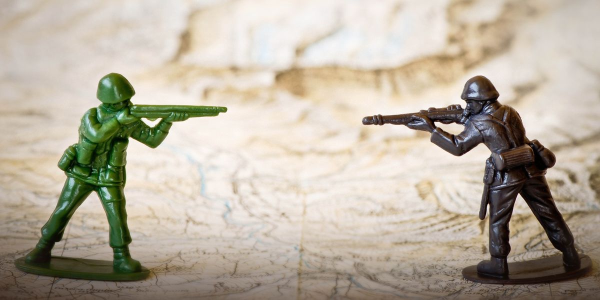 おもちゃの兵士2体が互いに銃を向けている。