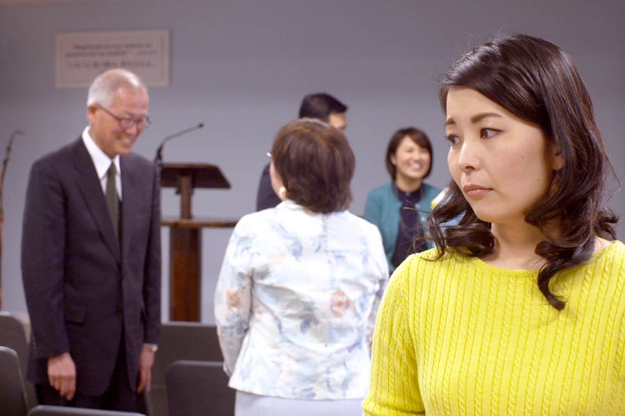 美樹が会衆で，他の人にいらだっている。