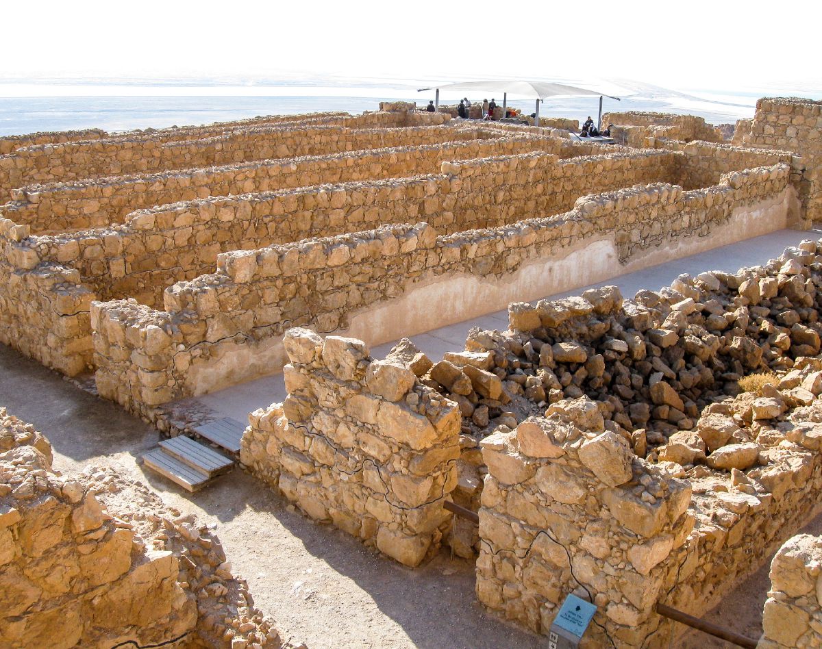 マサダの古代の倉の遺跡