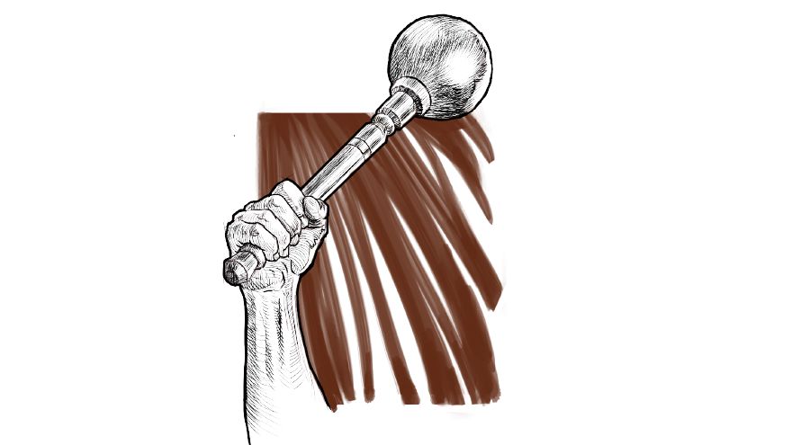 ある者が打ち砕くための武器を握っている。