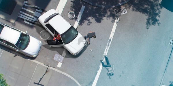 歩行者が車にはねられて死亡。上方からの写真