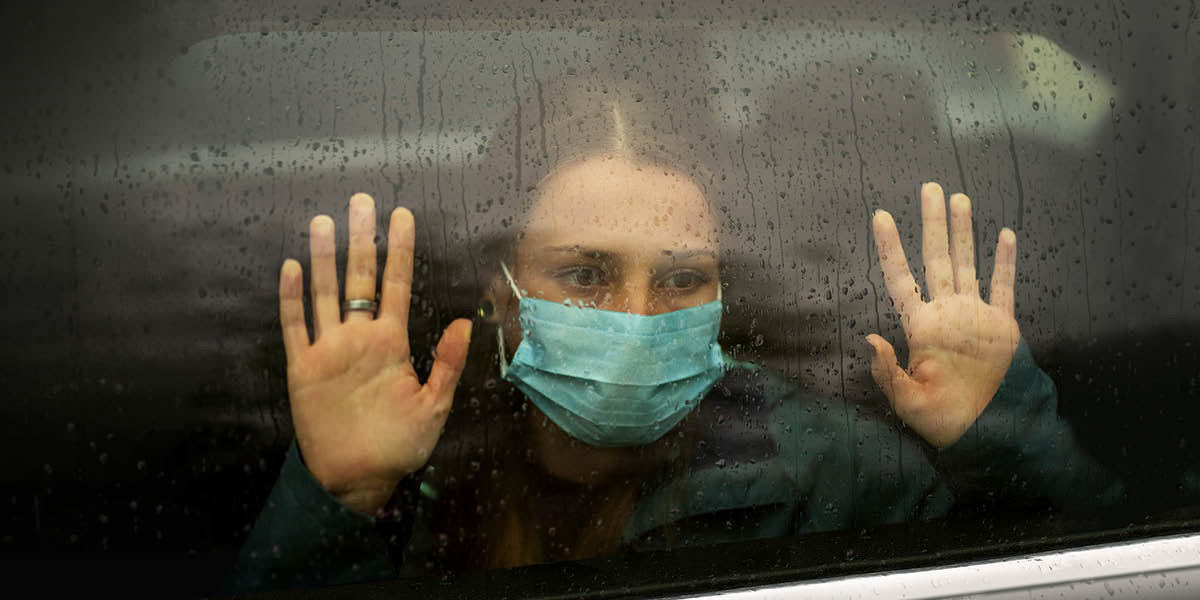 Wan gyal pikni we a wan tiinieja a luk chuu wan winda.