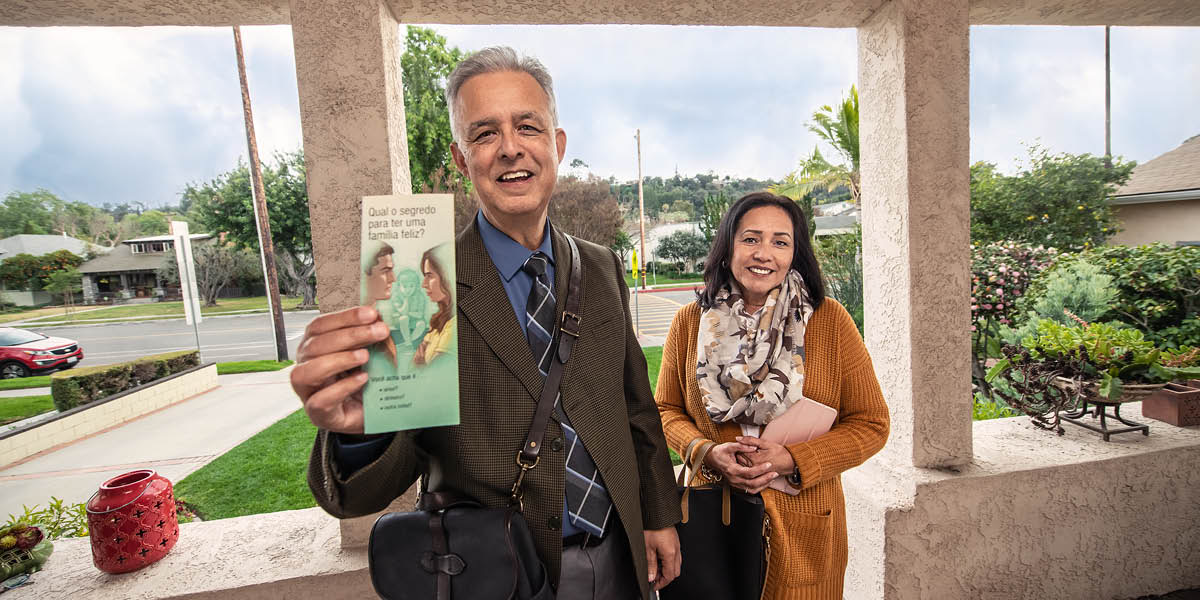 Wan breda an wan sista a shuo sumadi wan liiflet pan di sumadi kyamara.