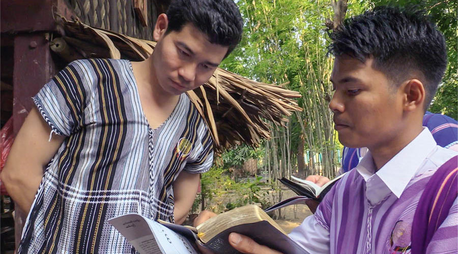 Wan paat fram di vidiyo ‘Youths​—Taste and See That Jehovah Is Good.’ Wan breda we a paiyanier a shuo wan man we taak Karen (S’gaw) langwij wan skripcha fram di Baibl.
