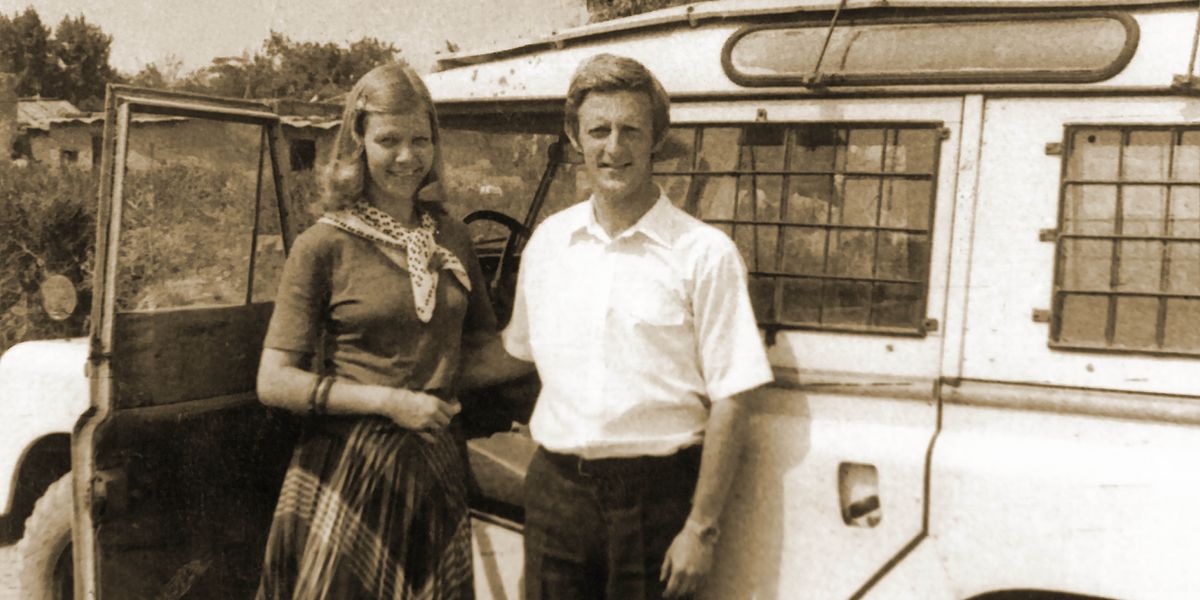 Mats an Ann-Catrin tan op saida dem SUV iina wan konchri plies.