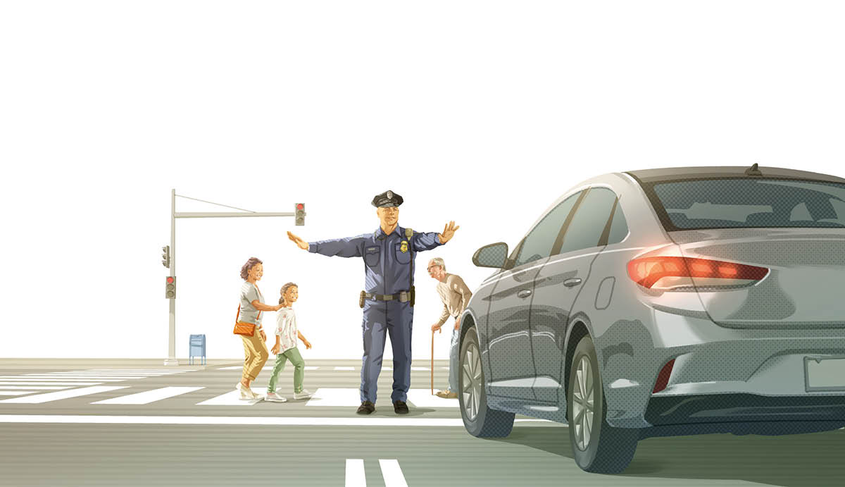 交通量の多い交差点で，警察官が車を止めている。いろいろな年齢の人たちが横断歩道を渡っている。