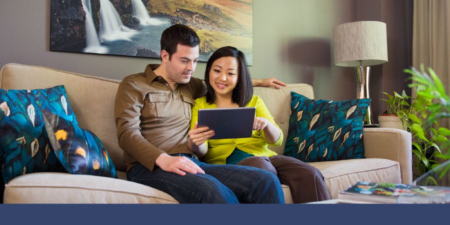 タブレットを使って夫婦で勉強している