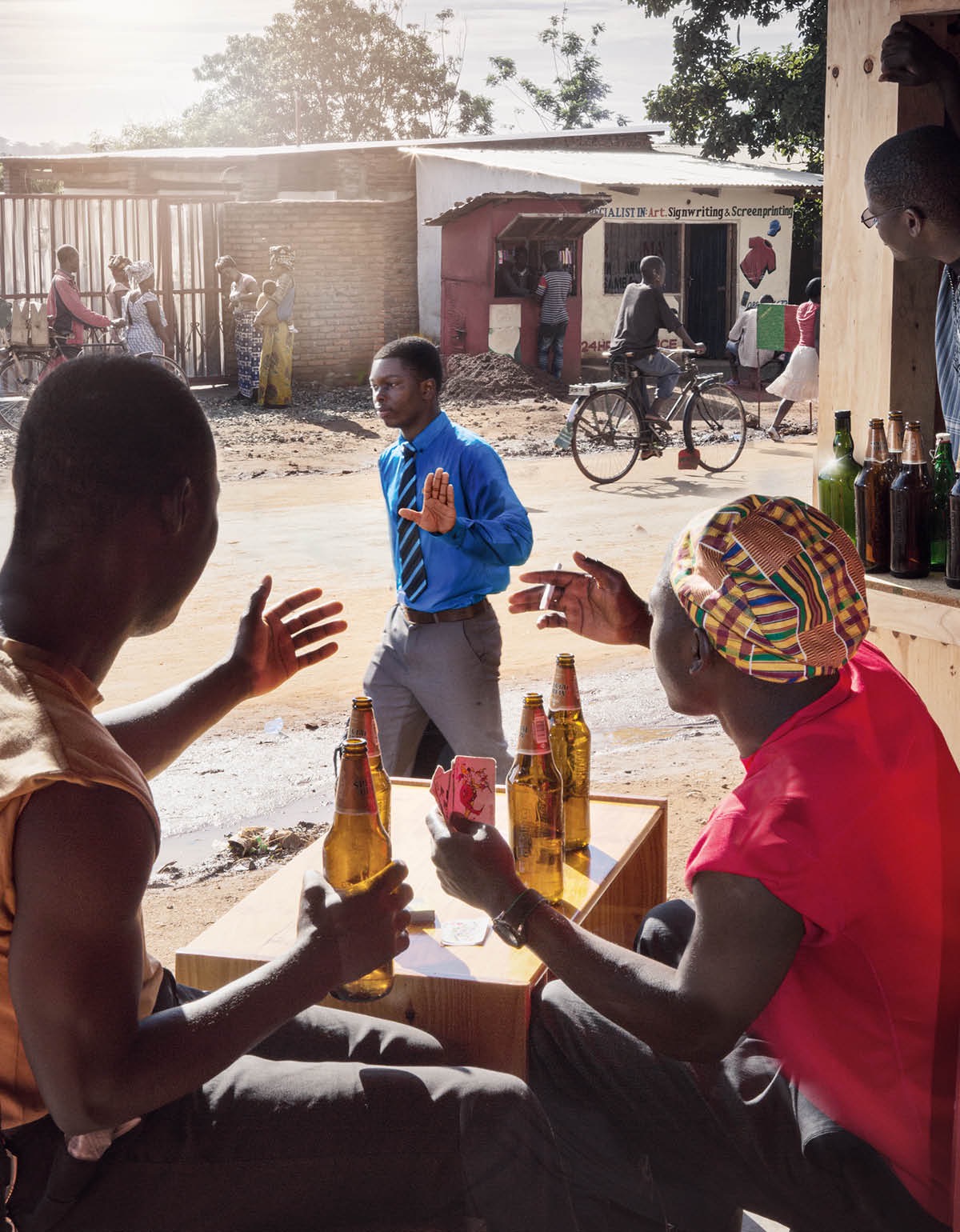 エホバの証人ではない人たちがお酒を飲み，たばこを吸い，ギャンブルをしている。年若い兄弟が誘いを断っている。