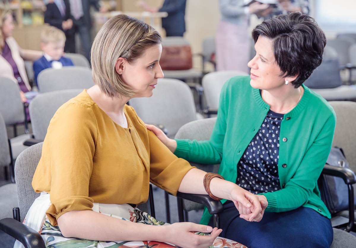 正体を明かしたヨセフを見て，兄弟たちが驚いているところ。