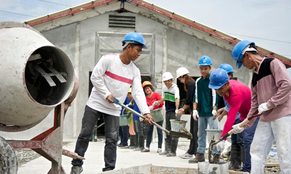 エホバの証人が建設プロジェクトで働いている