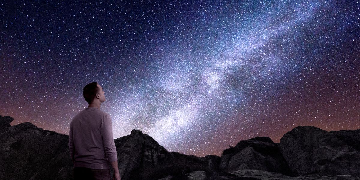 ある人が満天の星空を見ている。