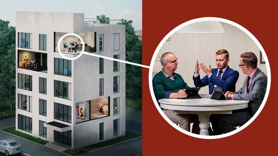 2人の兄弟が年配の男性に聖書レッスンをしている。1人の兄弟が始める前に祈りを捧げている。