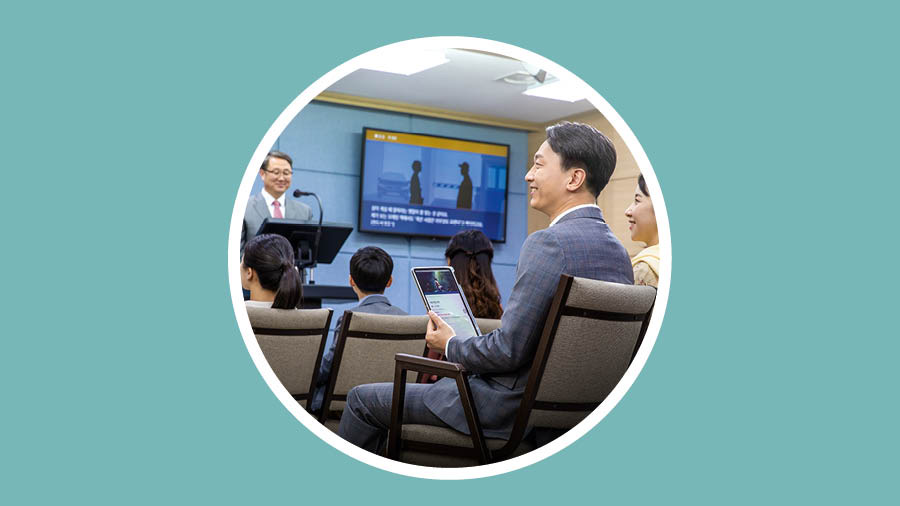 兄弟が集会の話を注意深く聞いている。