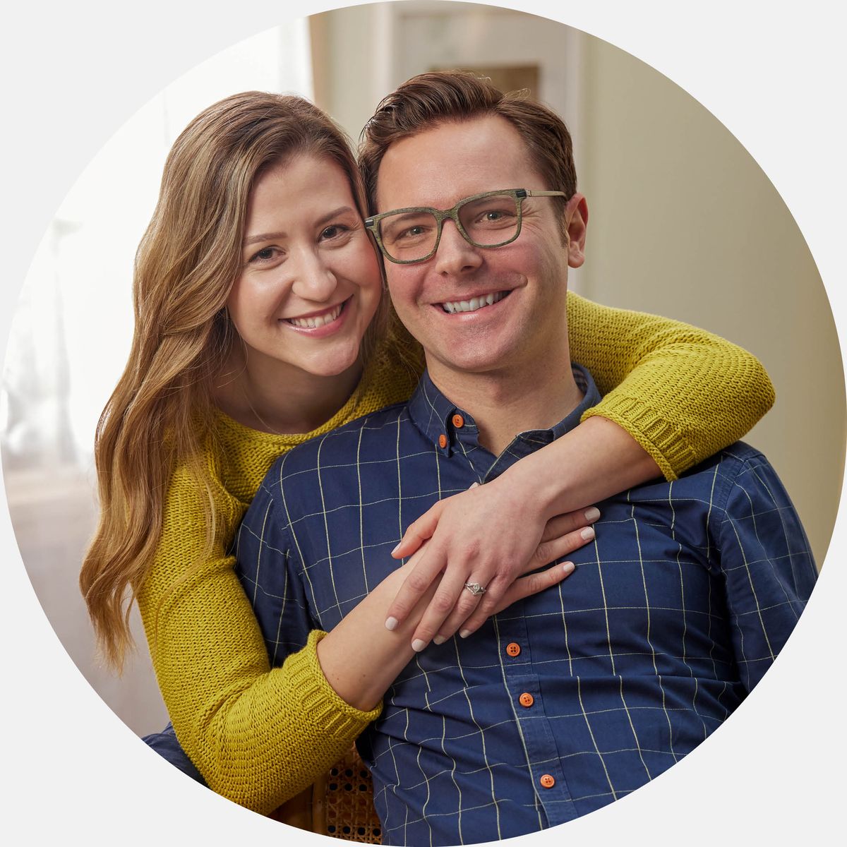 姉妹は夫と一緒にいて幸せそうにしている。