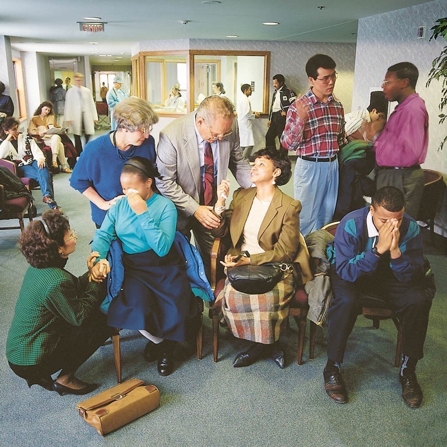 先立たれた人たちを友人たちが病院で励ましている。