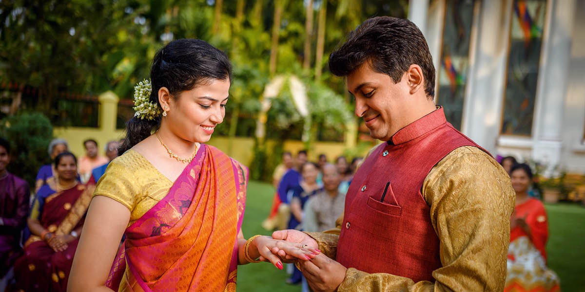 Acara pernikahané Seksi Yéhuwah. Sing lanang lagi masangké cincin ing tangané sing wédok.