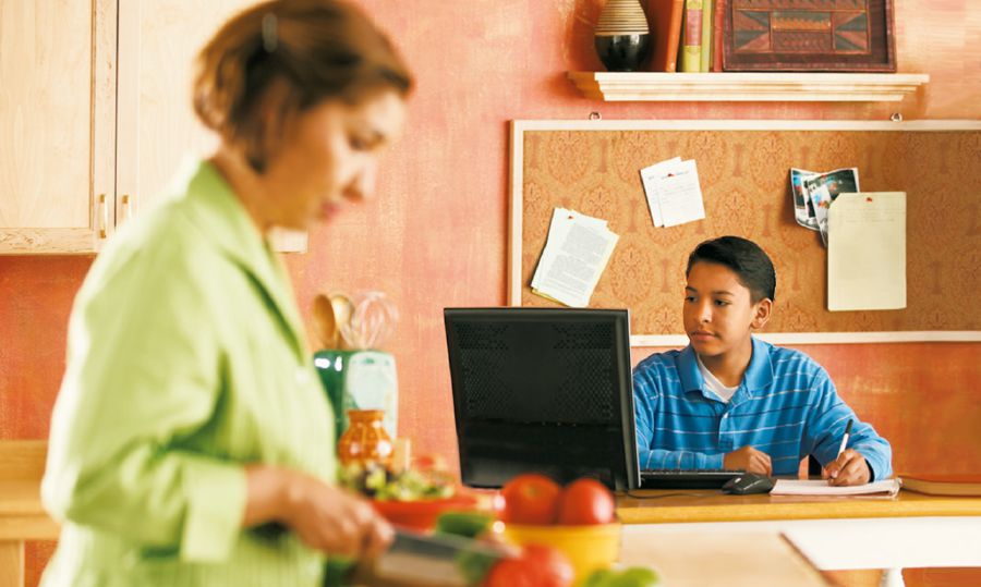 Cah lanang nggunakké Internet ing dapur wektu ibuké lagi masak