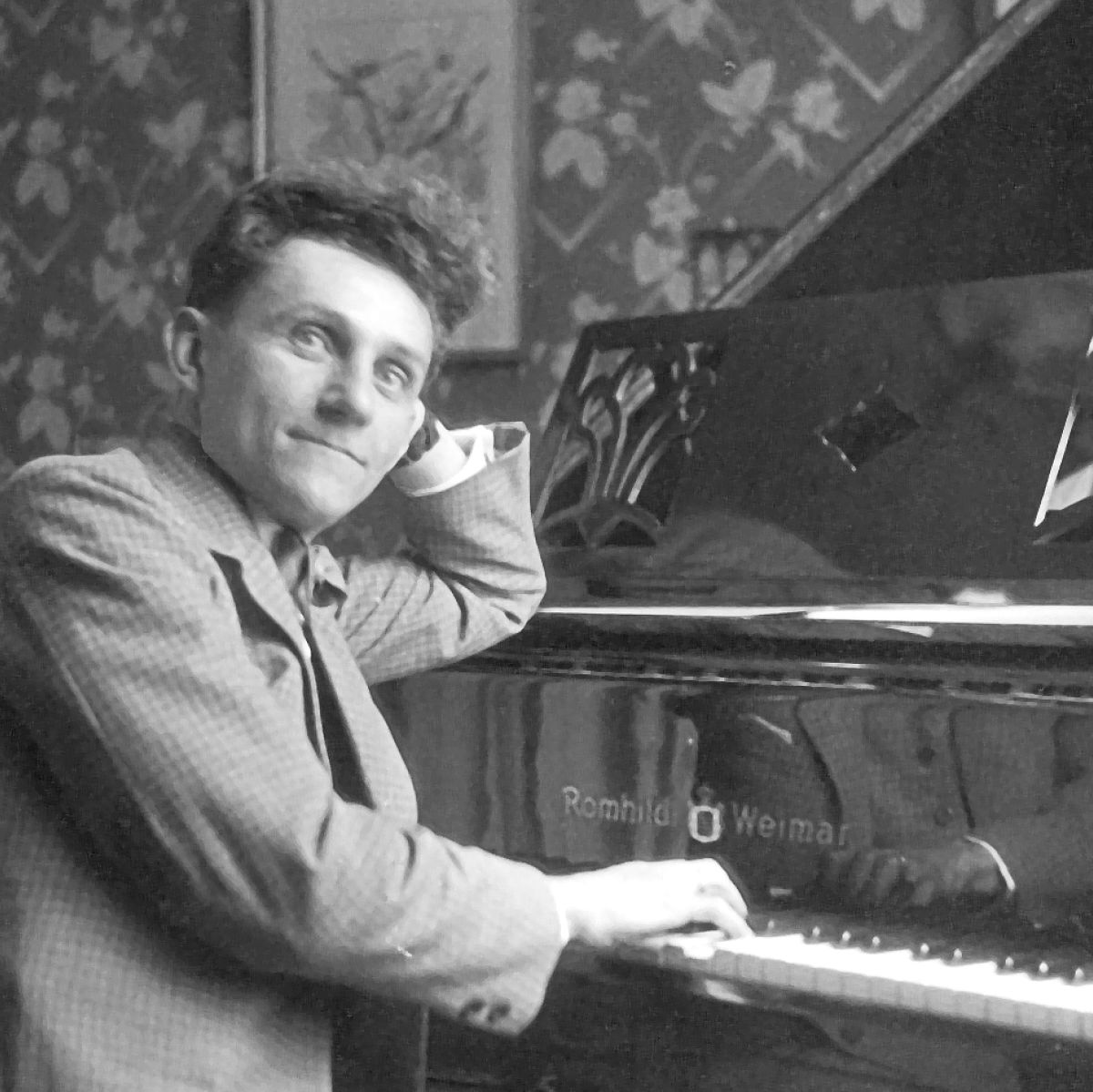 Sedulur Erich Frost lungguh ing cedhaké piano