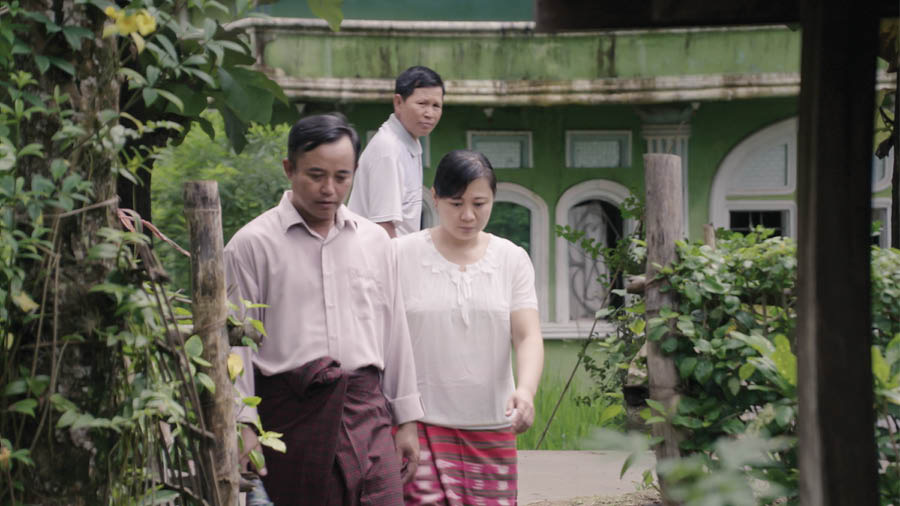 Gambar saka vidéo ’Terus Duduhna Katresnan ing Jemaat—Marang Para Randha lan Yatim Piatu’. Tanggané Sedulur Myint ndelok ana sedulur lanang lan bojoné lagi ngunjungi Sedulur Myint lan anak-anaké wédok.