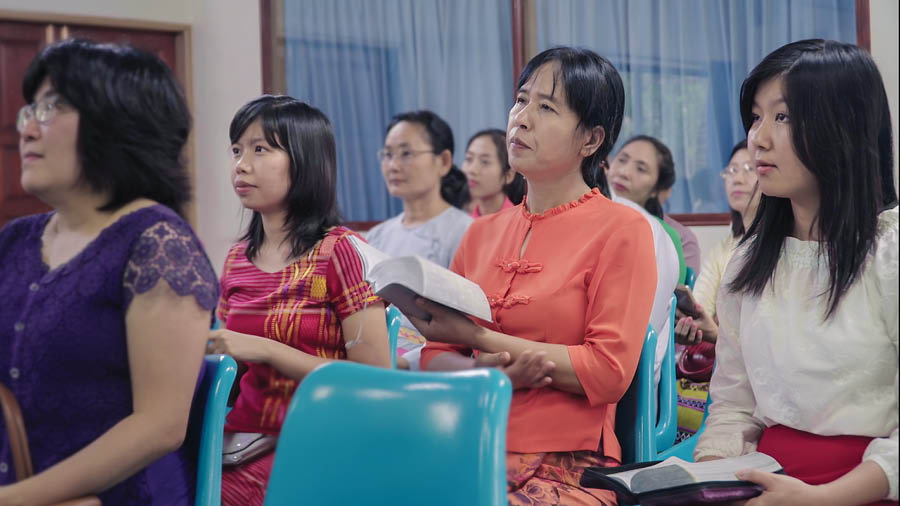 Gambar saka vidéo ’Terus Duduhna Katresnan ing Jemaat—Marang Para Randha lan Yatim Piatu’. Sedulur Myint karo anaké wédok lagi ngibadah.