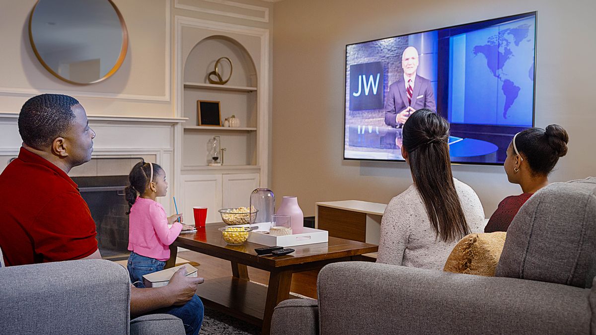 Keluarga kuwi nonton JW Broadcasting.