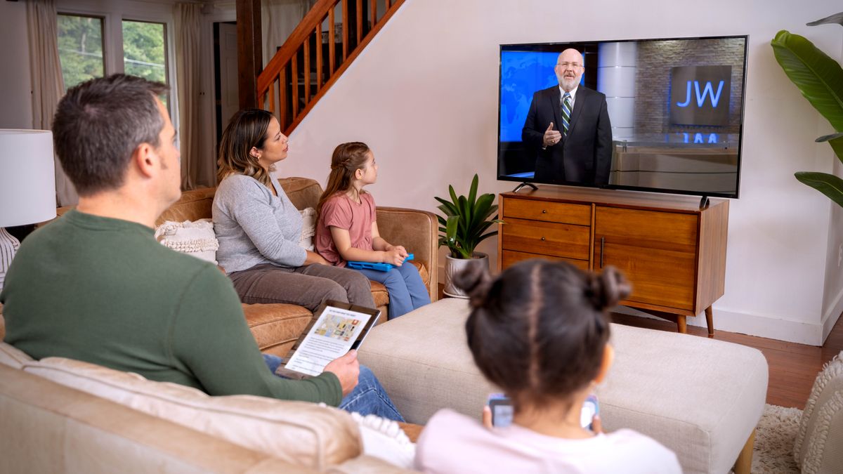 Keluarga nonton JW Broadcasting.