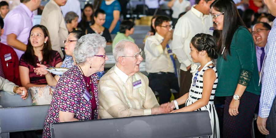 Denton lan Janet Hopkinson nginjil marang wong wédok