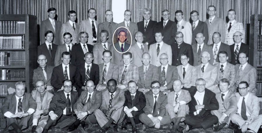 Léonce Crépeault karo para pengawas keliling ing pertemuan kanggo pengawas keliling ing Toronto, Kanada taun 1977.