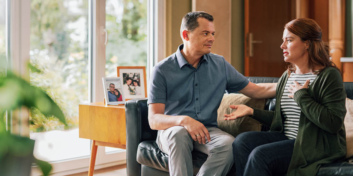 Wong lanang sing ngrungokké tenanan lan memahami bojoné sing lagi strès.