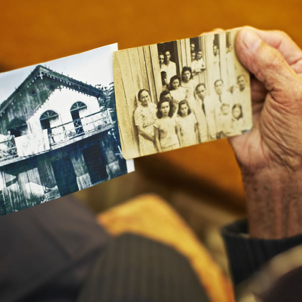 ანტონიუ სიმოინშს ორი სურათი უჭირავს, რომლებზეც გამოსახულია პირველი კრება მანაკირიში (ბრაზილიის შტატი ამაზონასი)
