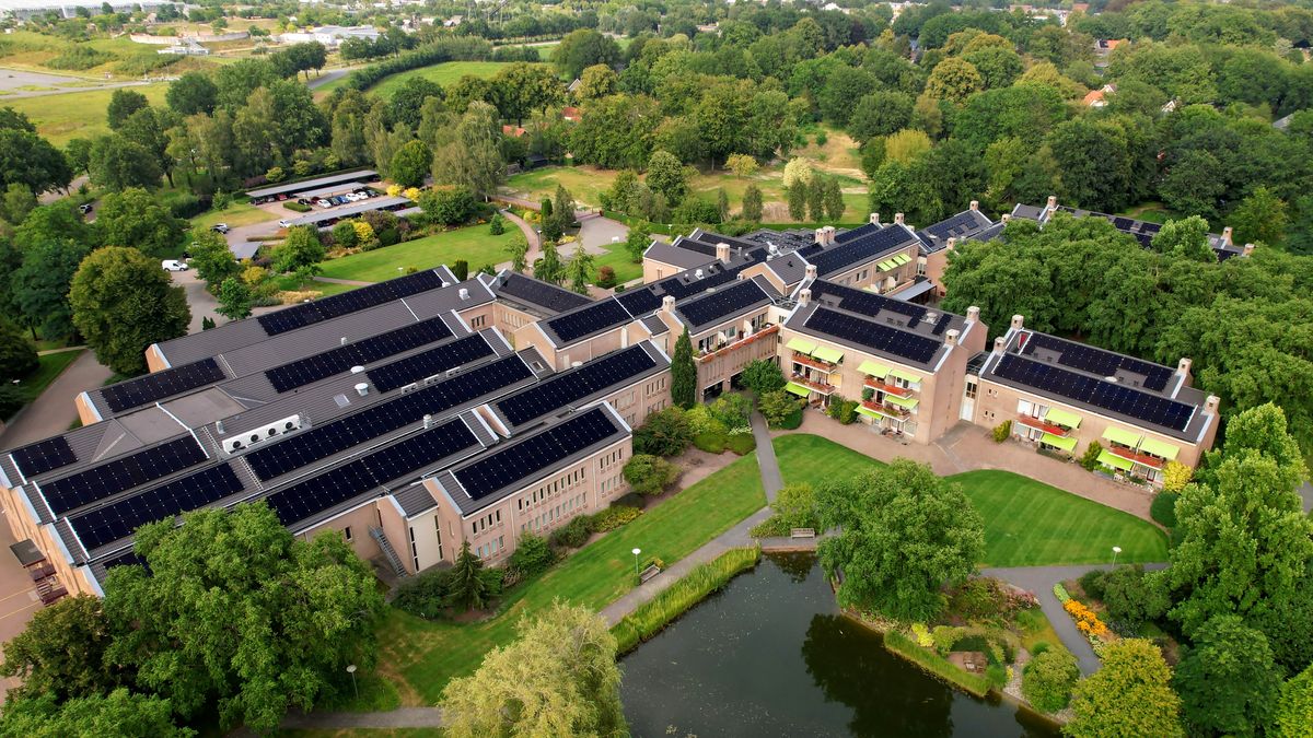 “Solar panels” ikwoneka syĩkĩĩtwe kĩalanĩ kya ovisi wa ũvonge wa Netherlands.