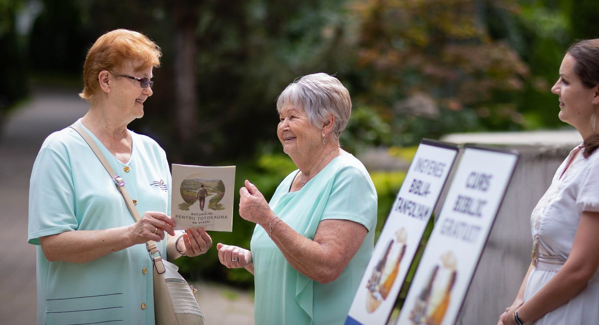 Ibolya e na mwĩĩtu-a-asa ũngĩ maũngye ũtee wa kakalĩ ka mavuku. Ibolya etũmĩa kavuku “Tanĩa Thayũ Tene na Tene!” kũmumĩsya mũndũ mũka ũkũsĩ.