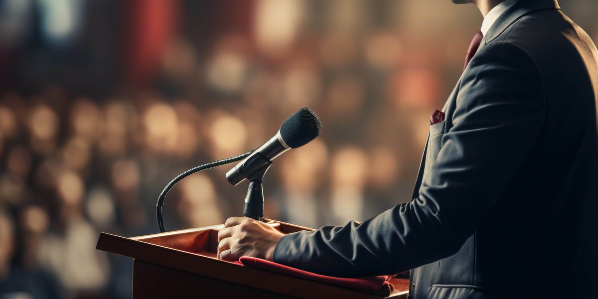 Mũtongoi wa siasa aineena na andũ ũmbanonĩ wa siasa.