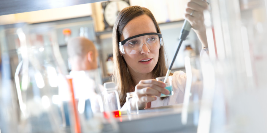 Mũndũ wa saenzi e nyũmbanĩ ya kwĩkĩa ũkunĩkĩli (lab)