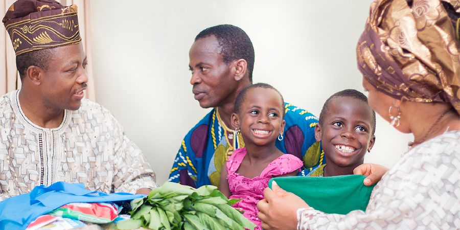 Mwana-a-asa na mũka maiolela mwana-a-asa ũngĩ ũkĩĩe kĩsionĩ kyoo e na syana syake ngũa na lĩu