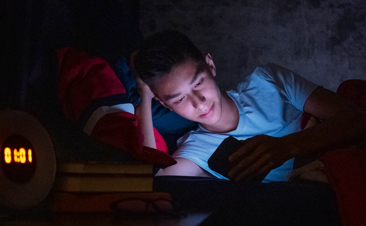 Un jóven sta detadu ta uza se telemóvel nbóra dja sta 1:00 di madrugada.